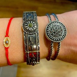 2 Bracelets